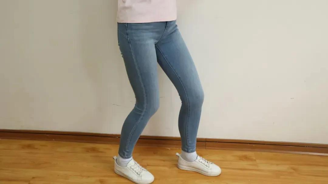 为什么女性大腿会有黑青,为什么女孩子大腿上戴一个黑圈