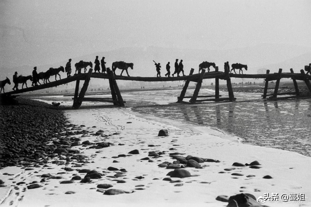 卑鄙龌龊老照片:*楼青**女子妖娆多姿,妇女露胸喂奶被孩子撕扯衣服
