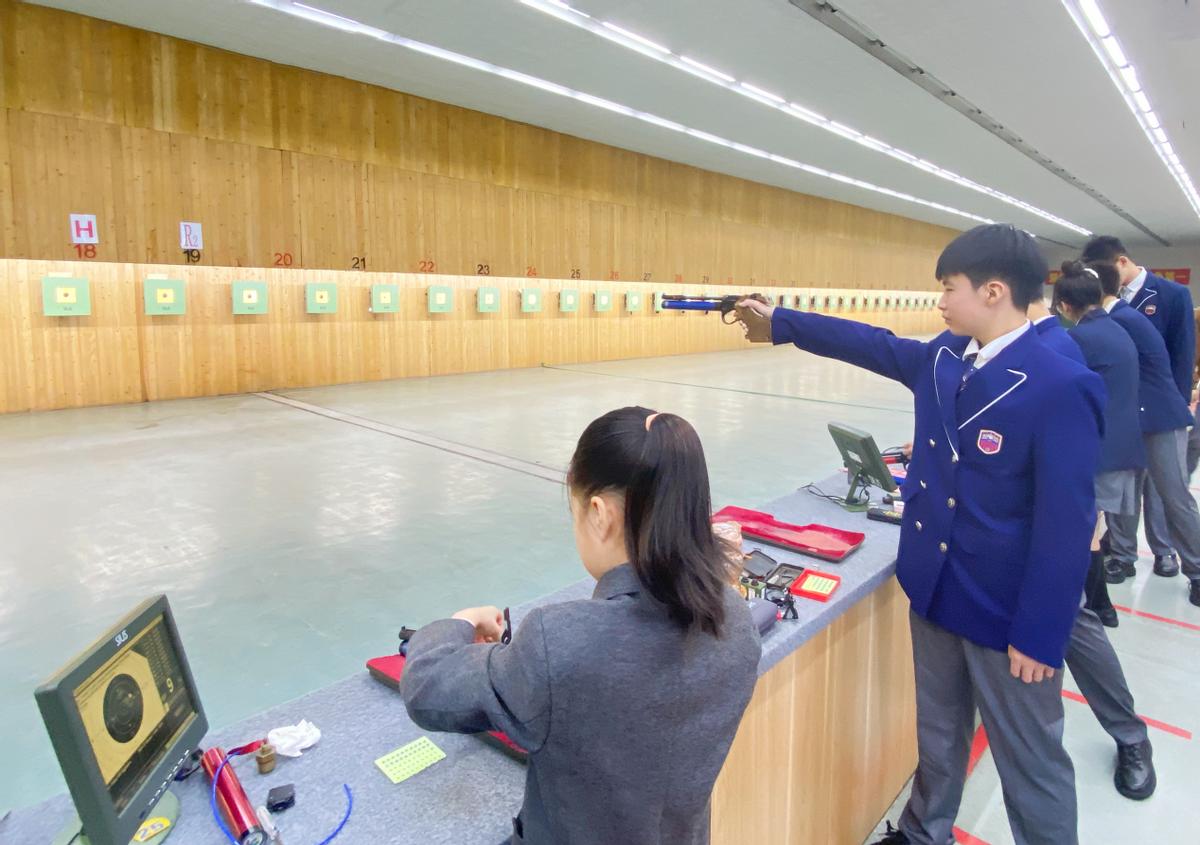 第一次看到，凤凰山这面“冠军墙”，新川学子震撼了