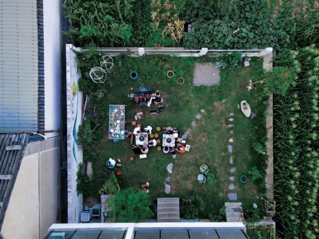 那些选择不租房、长住青旅的年轻人:有人攒钱买房,有人就此躺平