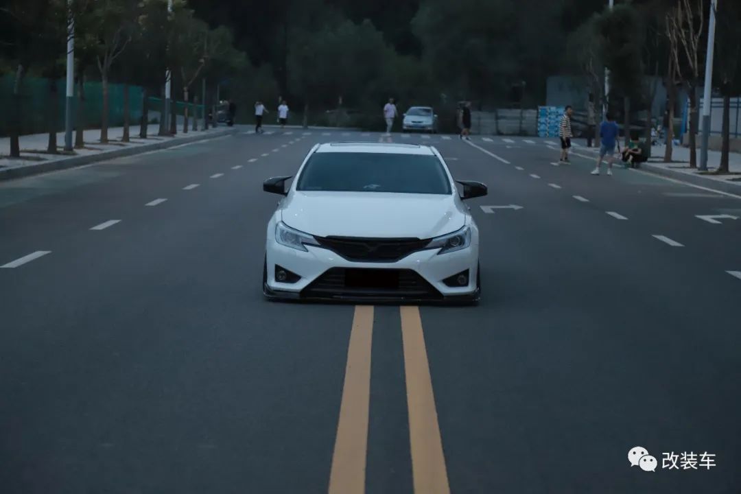 被打断腿的丰田锐志大后超，只要改得帅阿珍跑不掉