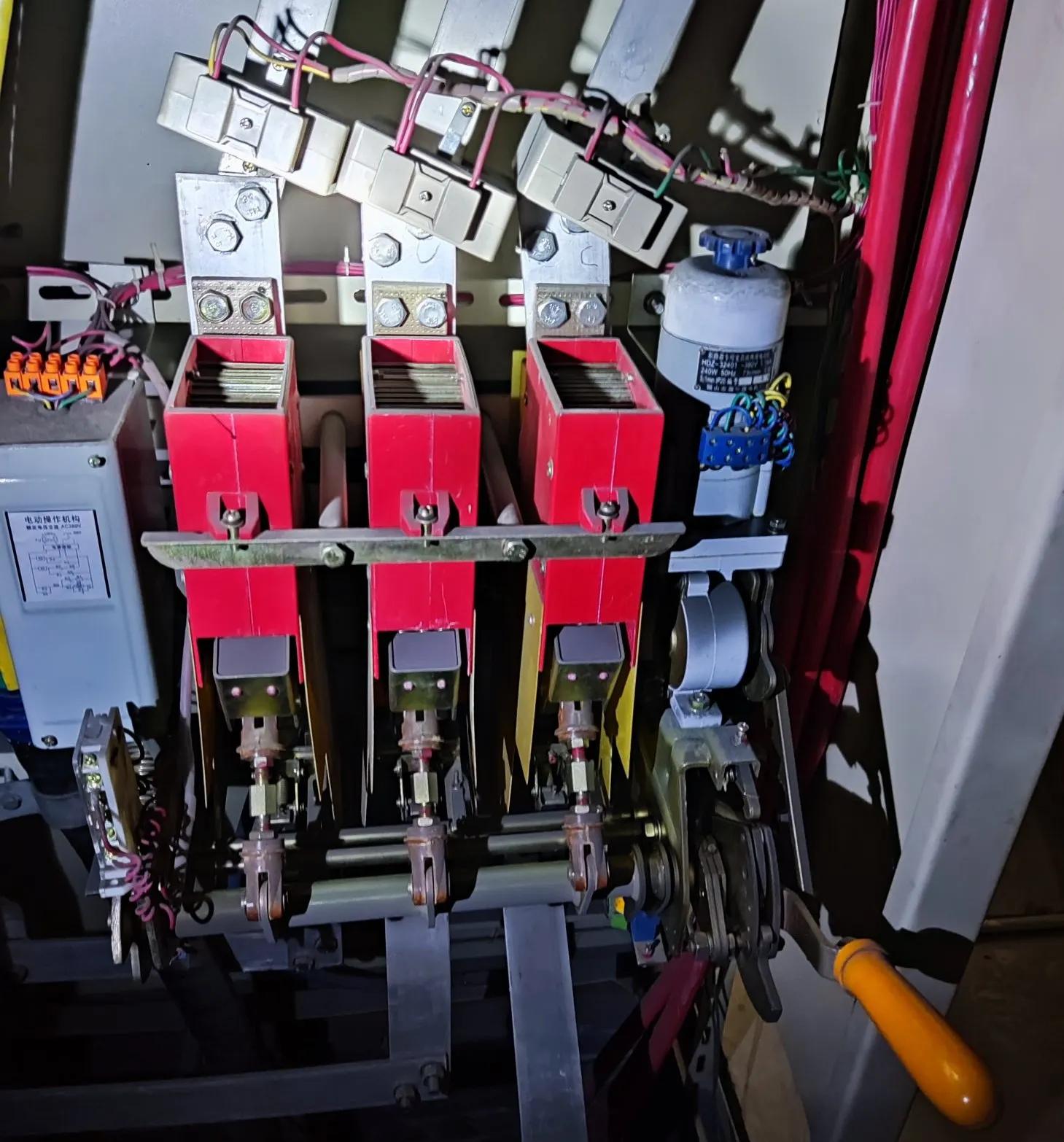 断路器跳闸推不上去,配电室总闸老跳闸是怎么回事