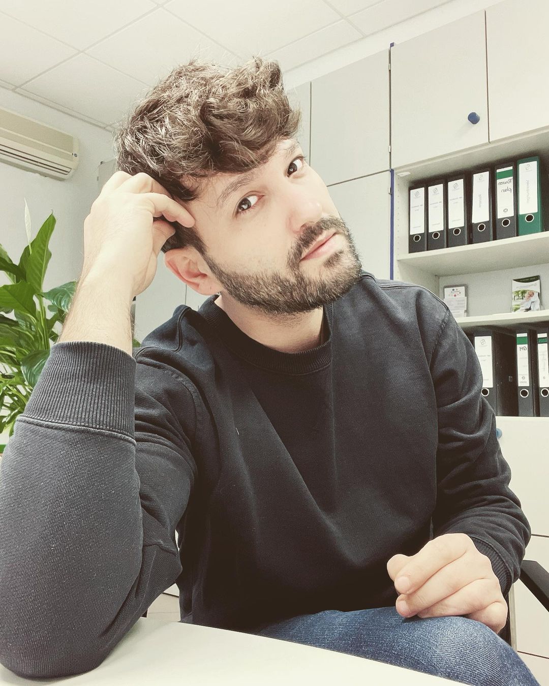 菱形脸适合什么发型？背头换成卷刘海，光头大叔直接逆袭成男神