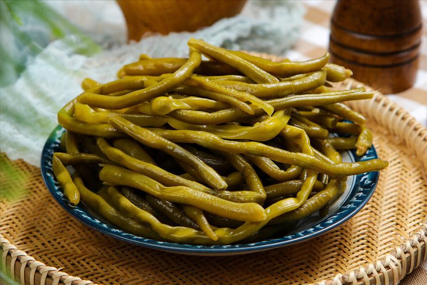 腌酸豆角，只放盐容易坏，餐厅大厨教你2招，酸脆入味放不坏
