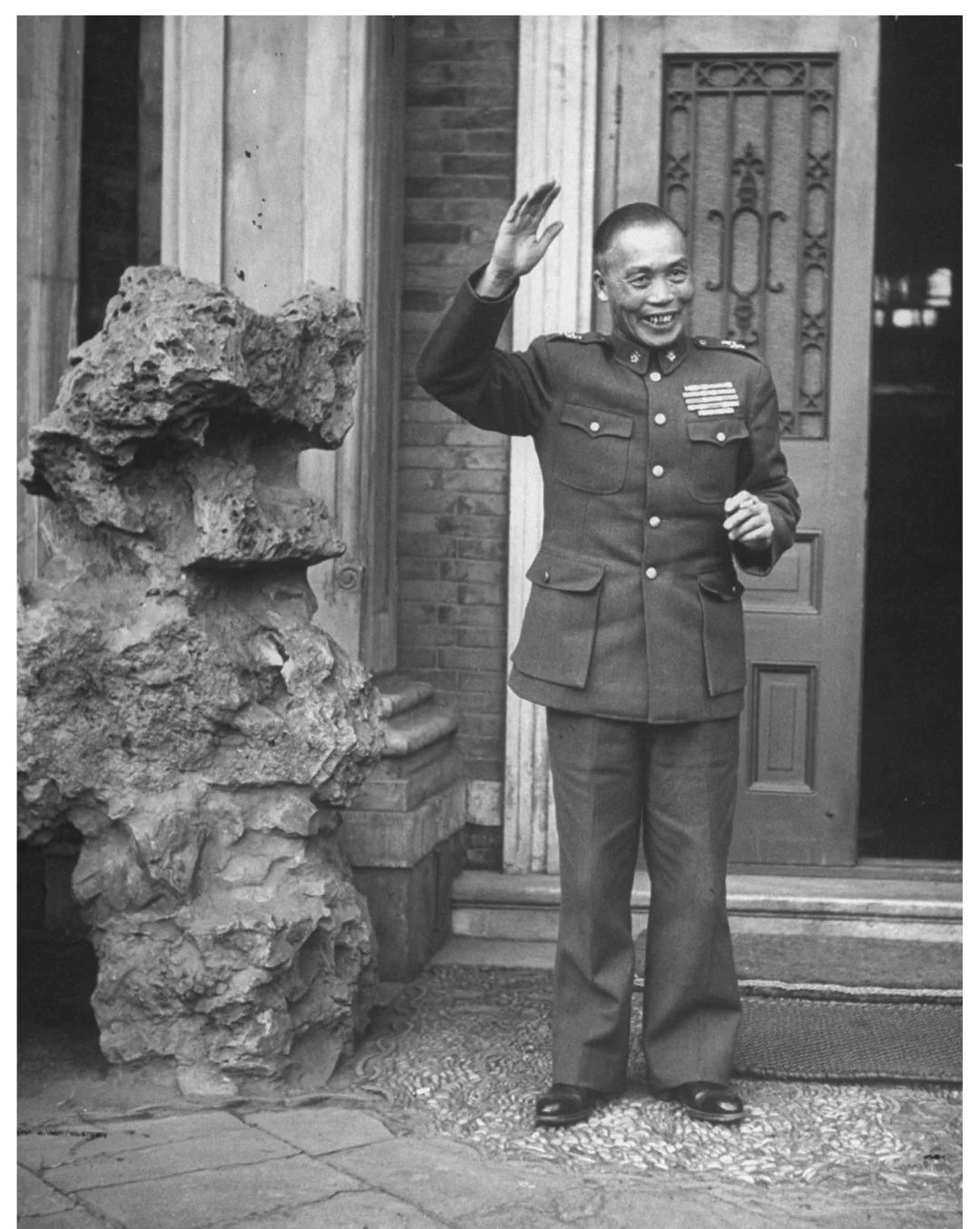 卑鄙龌龊老照片：*楼青**女子妖娆多姿，妇女露胸喂奶被孩子撕扯衣服