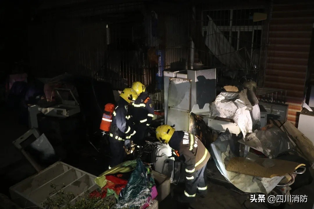 最新电动车在楼上充电引起火灾,凌晨电动车充电引发大火