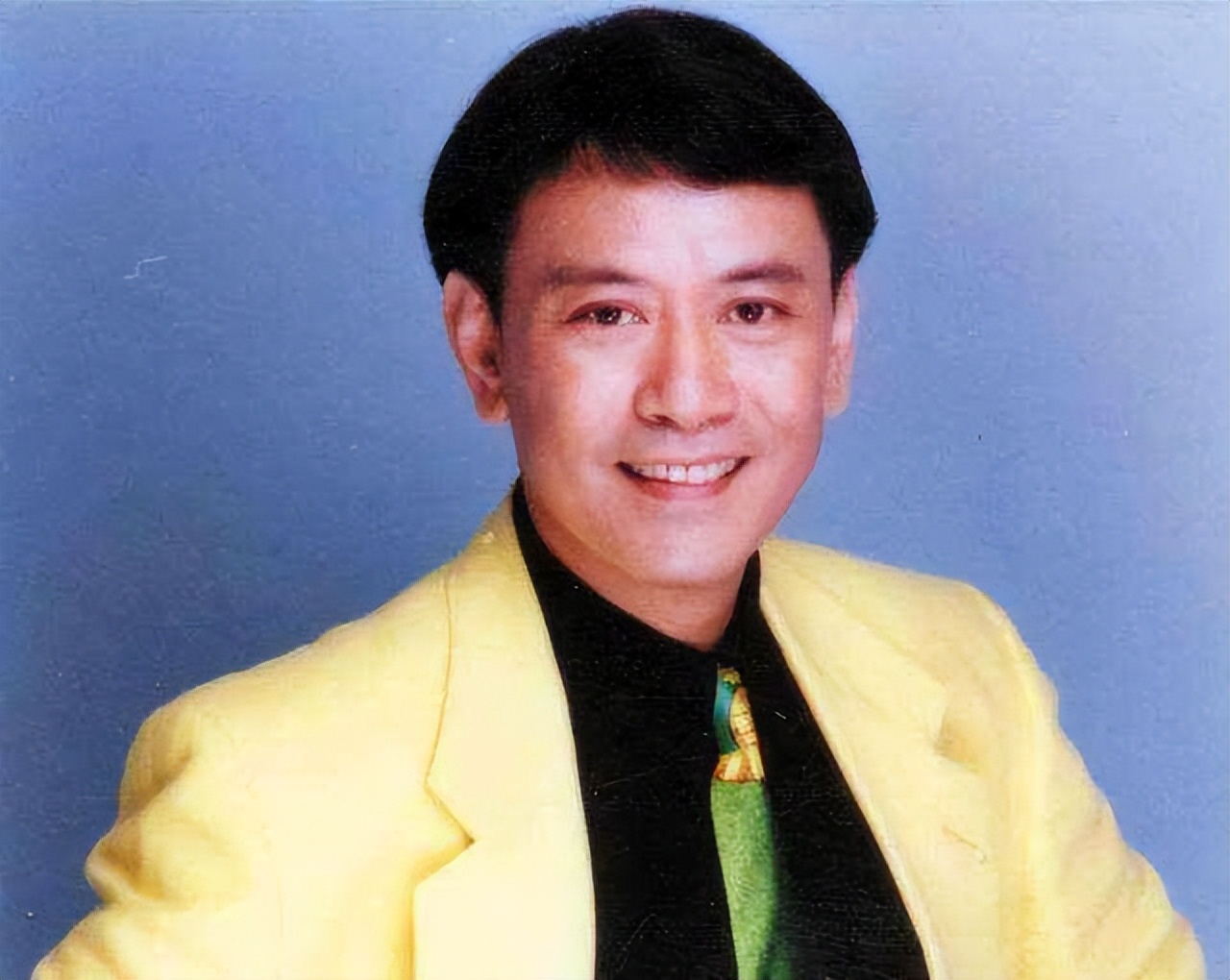 广东男人，逆袭成香港富豪，花10亿买飞机，如今妻子成接班人