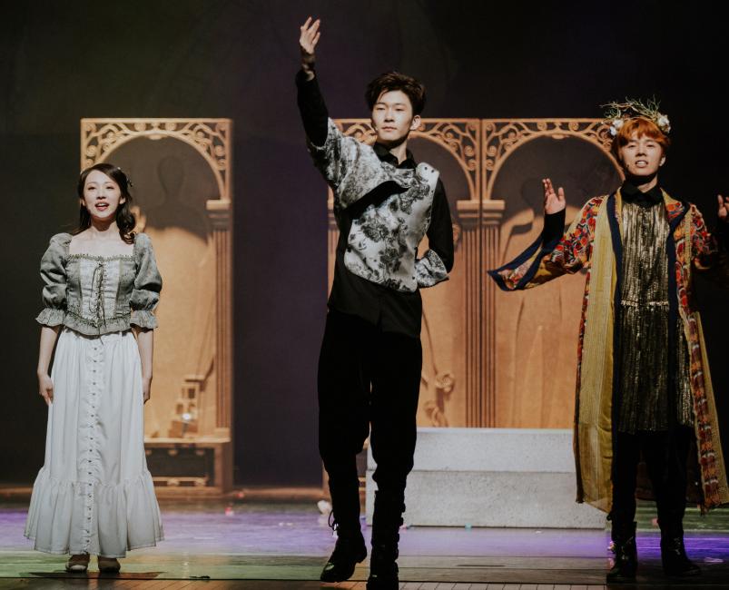 张亮15岁儿子天天穿裙子跳舞，189身高瞩目，颜值却被指泯然众人