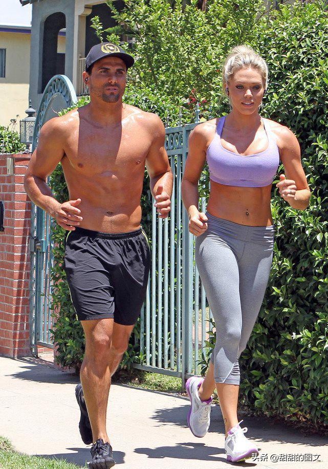 美国前名模街头捡食物吃，眼眶红肿手指瘀伤，无收入只能流浪