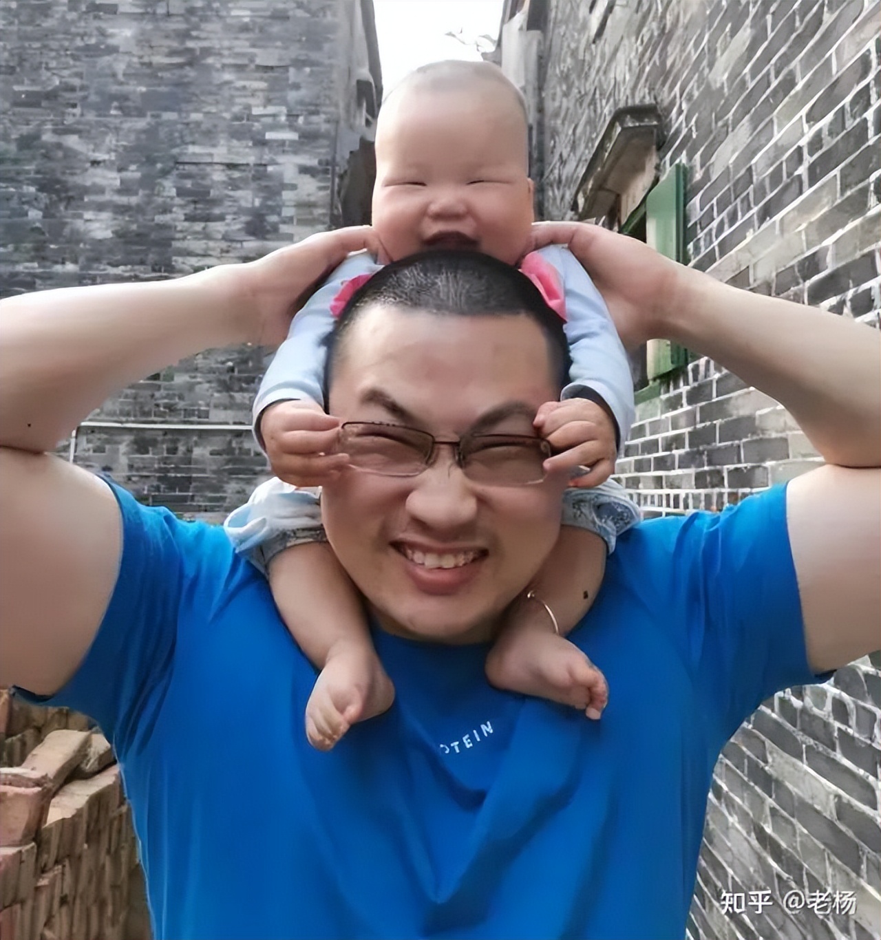 知乎高赞：贫困生花四千买双鞋有错吗