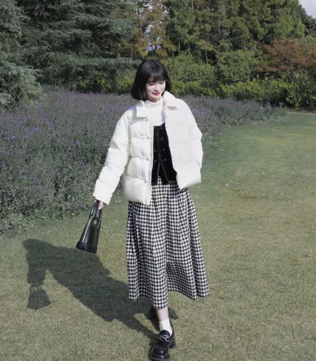 短款白色羽绒服的最佳搭配半身裙,羽绒服搭配哪些裙子才时髦