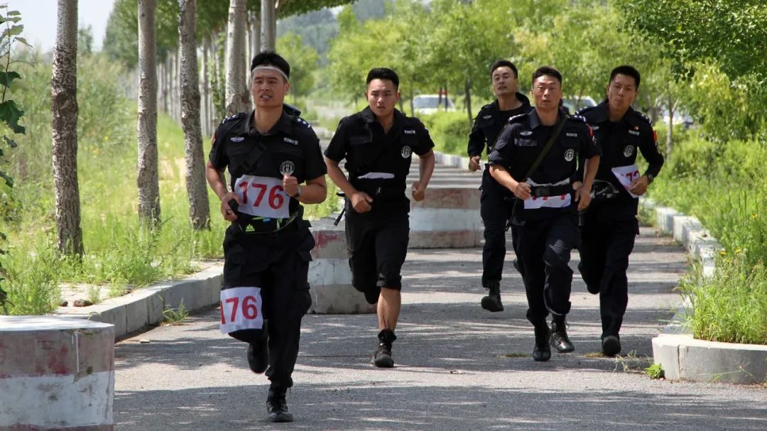 高温遇到警察的图片,高温下他们仍在坚守训练