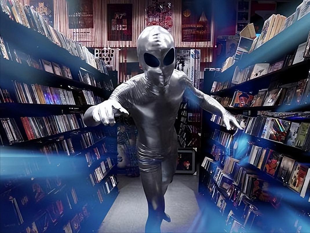 从客观角度中，浅看当代艺术中的外星人身体