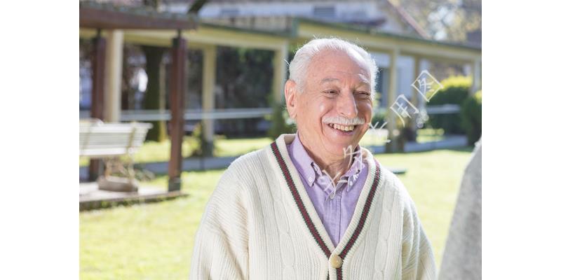 未婚老伴工资12500，却说只有2500，儿子告诉我真相我哭了