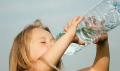 睡前怎样保养皮肤干燥缺水小视频,皮肤缺水过敏泛红发痒小妙招