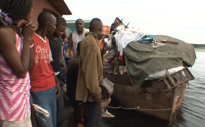 穷国地狱之船！无水无电无厕所，2000人挤爆还在上面生孩子