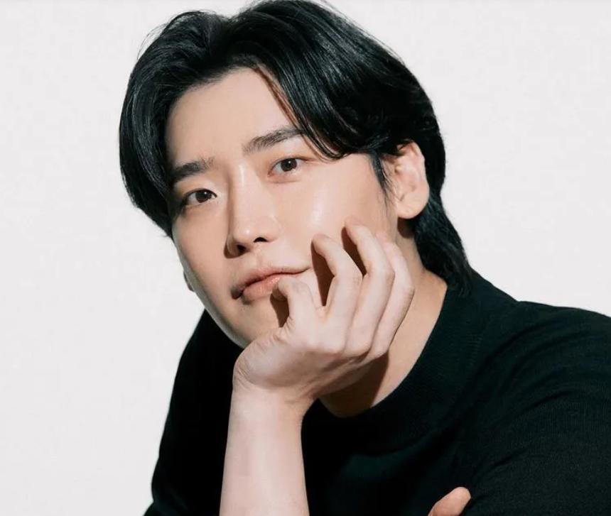 李钟硕的双眼皮长大变单眼皮,韩星李钟硕近照曝光