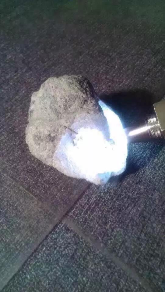 顶级玻璃种翡翠原石切割视频,顶级玻璃种全脱沙翡翠原石