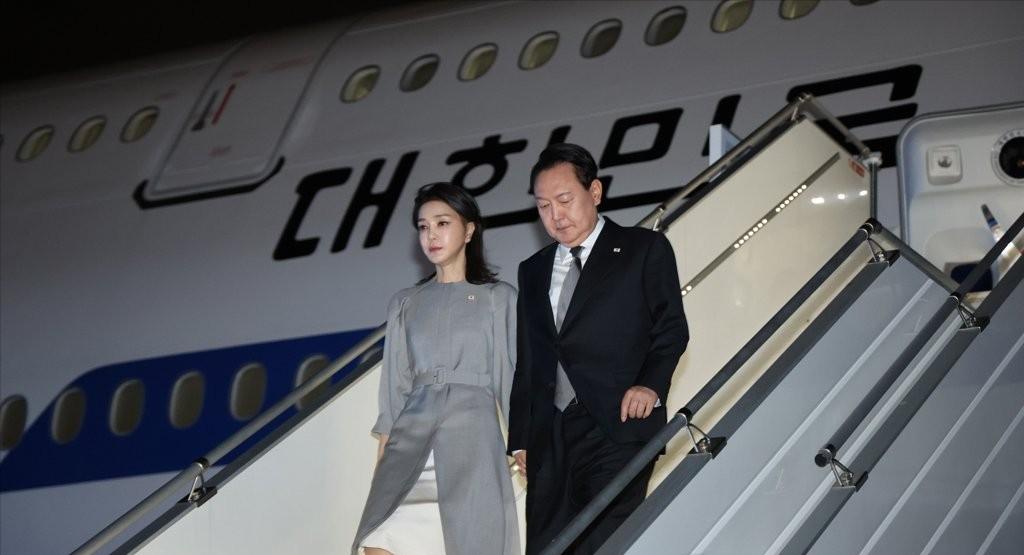 韩国第一夫人用美貌为老公撑门面！穿收腰西装出访加拿大，超拉风