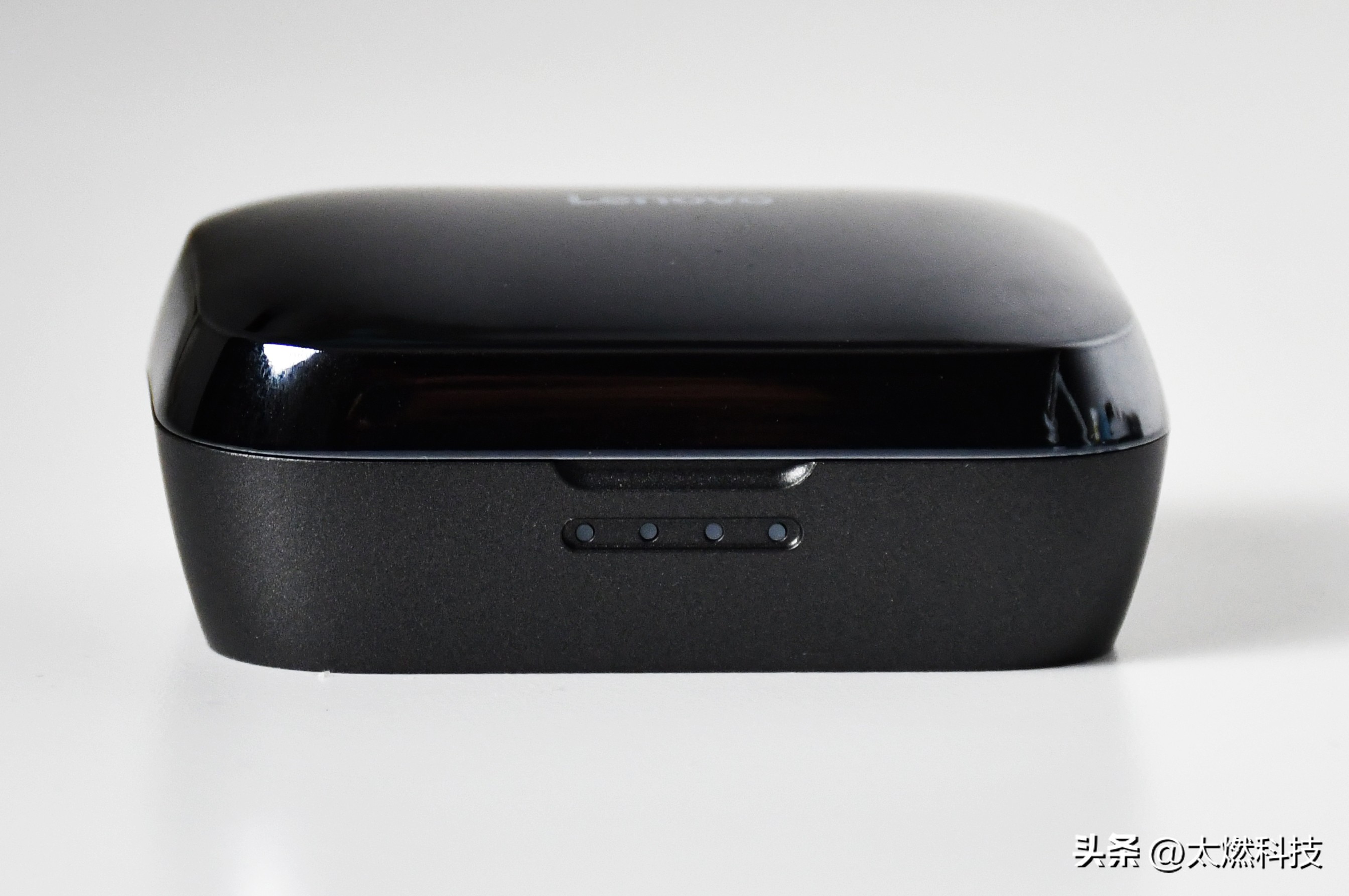 联想TC550耳机测评:琉光溢彩、主动降噪、无线充电带你奔赴热爱