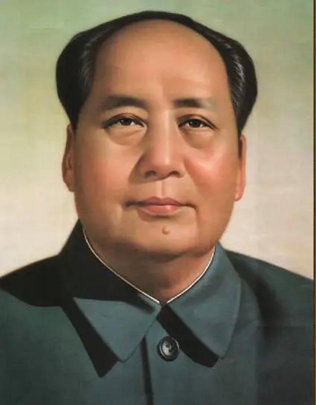 毛主席新画像挂上*安门天**，群众却提出修改意见，中央如何回应？