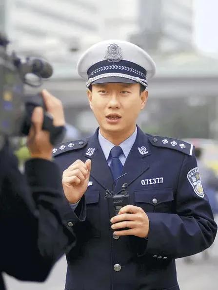 同是辞职网红警官，谭谈交通继续一路高歌，反诈老陈转行搞养羊