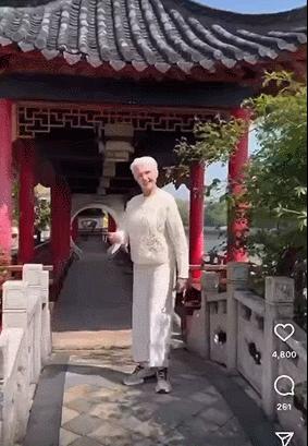 74岁马斯克妈妈来中国,穿国货超惊艳!为什么她越老越飒?