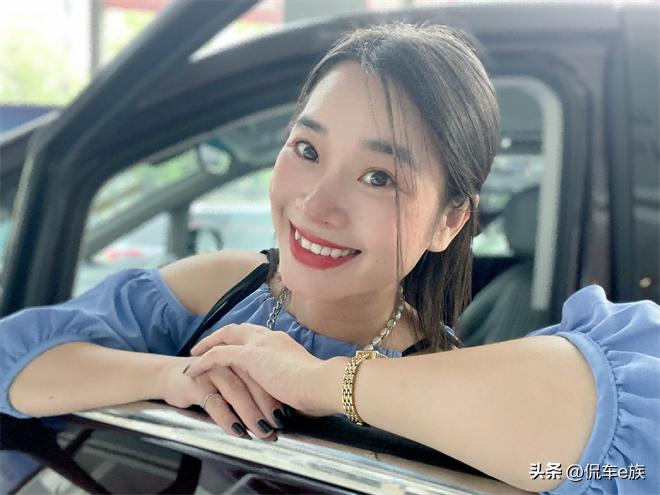 在超超超大的大通MIFA9里自拍，出片率超高