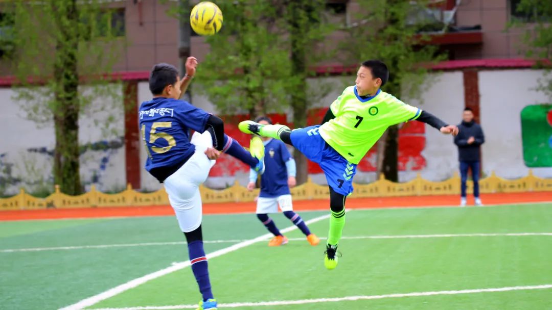 少年篮球赛场面,少年足球联赛视频