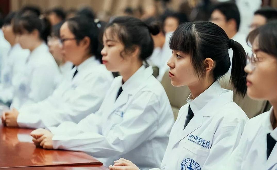 学生花4000元给科教老师送礼,不经学生同意花班费给老师买礼物