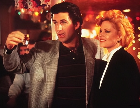 《打工女郎》中展现的女性主义和社会问题对当代社会有何影响？