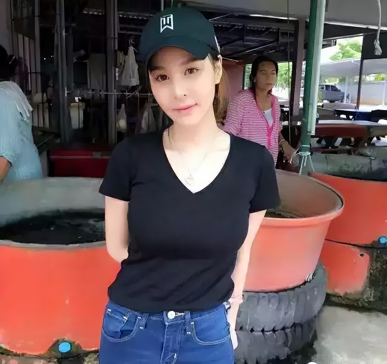 泰国旅游不要随便接受他人的东西,泰国旅游有人递草帽