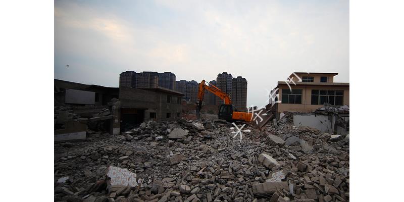 小伙被父亲联合后妈赶出家门，5年后霸气归来，看见后妈愣住了