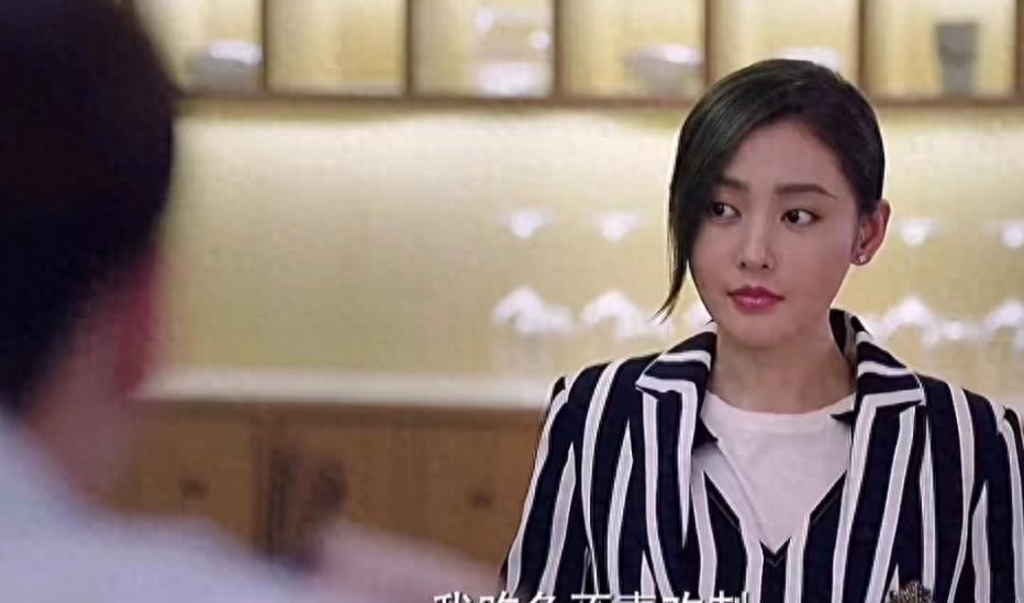 狂野诱惑！超辣女王舔刀瞬间！