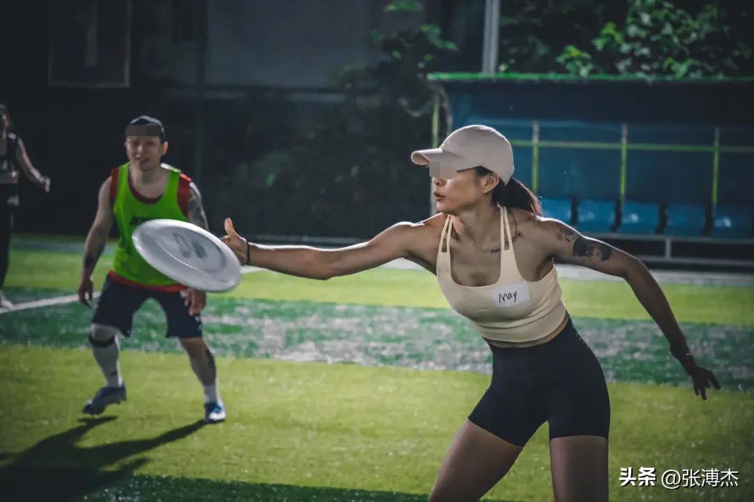 瑜伽裤蜜桃臀，各种搔首弄姿，曾火遍一时的飞盘媛，为何不见了