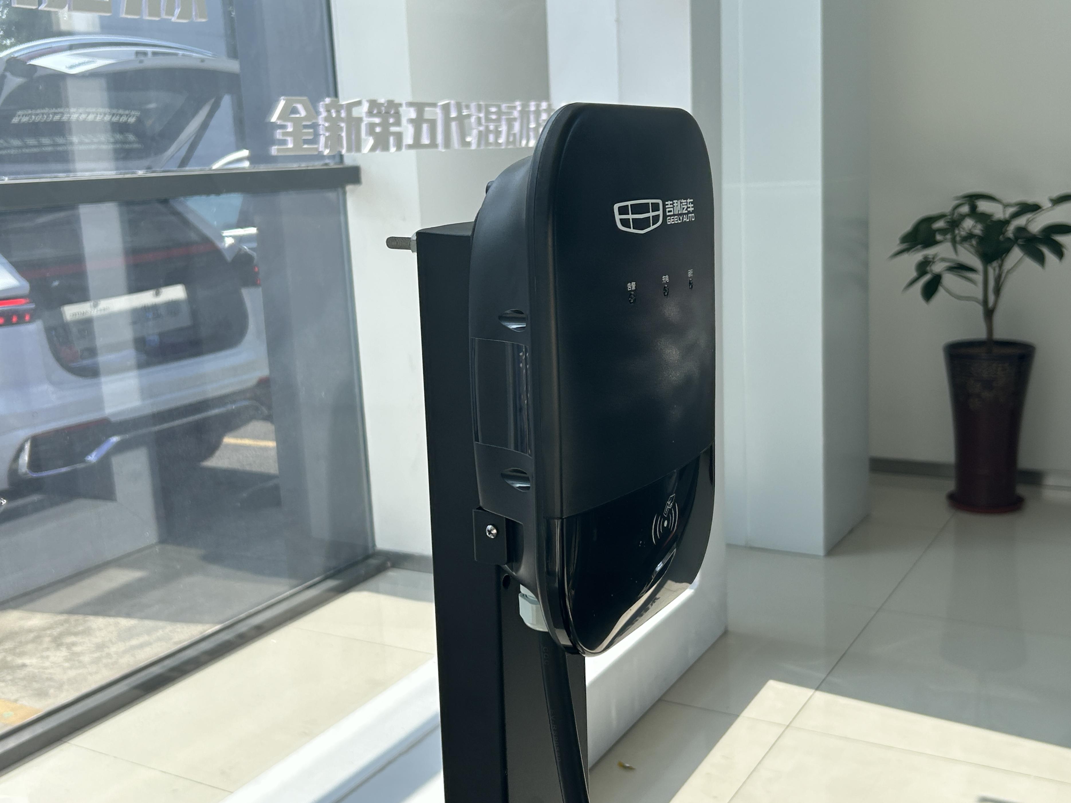 新能源汽车充电充到100%好吗,新能源汽车充电没有地线怎么补救