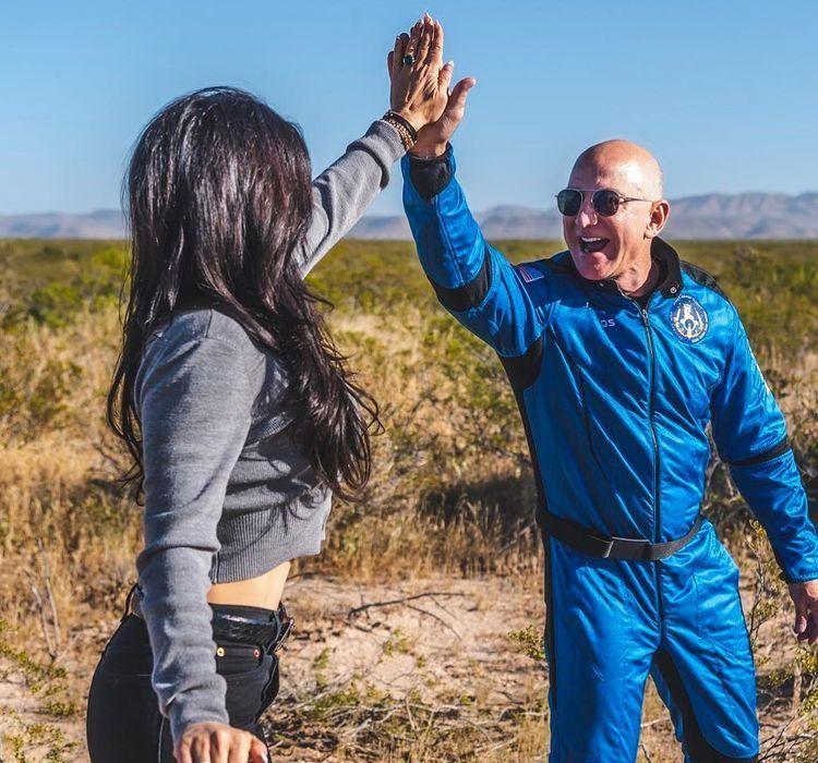 桑切斯和贝索斯的关系,桑切斯带给贝佐斯的情绪价值