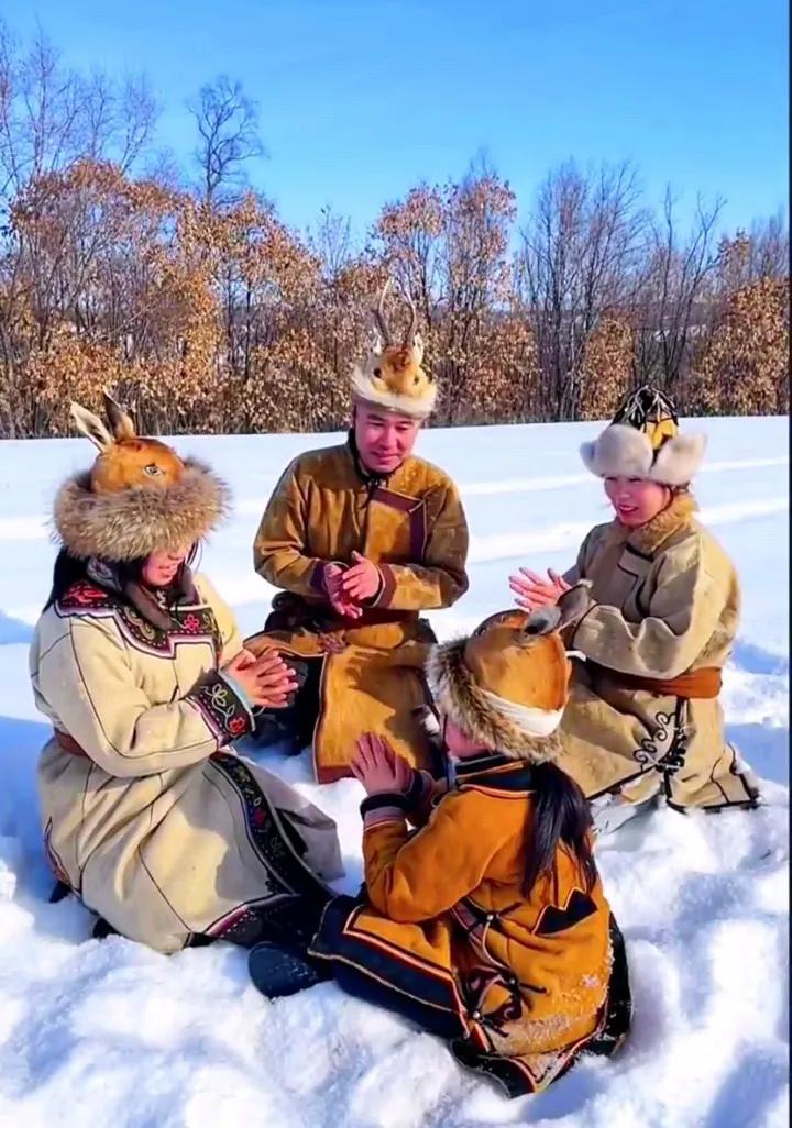 五十六个民族的风俗和服饰,五十六个民族代表服饰图片