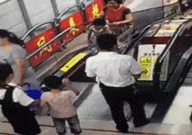 女孩子看起来外表美丽，其实裤袜已经掉到大腿根了！哈哈哈