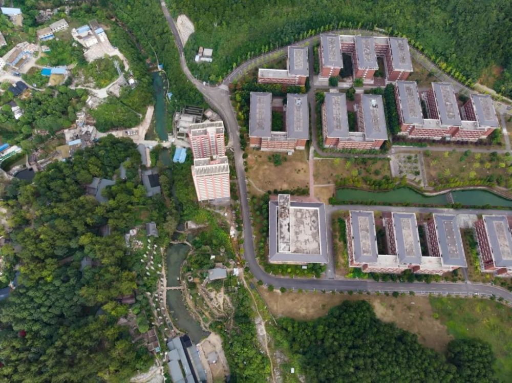 贵州80岁老人隐居深山打造古城,贵州一老人隐居在古堡30年