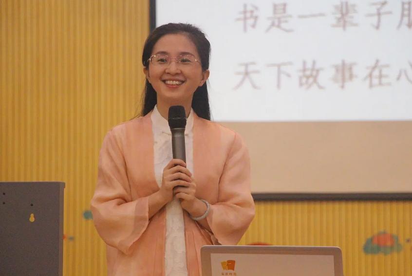 美女校长胡红梅堕落记：凭美貌走上巅峰，成“文字小偷”跌下神坛