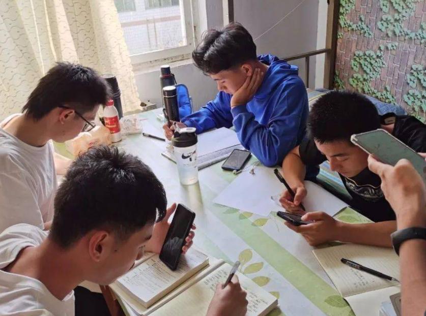 学习还分时间吗？女大学生半夜学习不让关灯，室友好言相劝反被怼