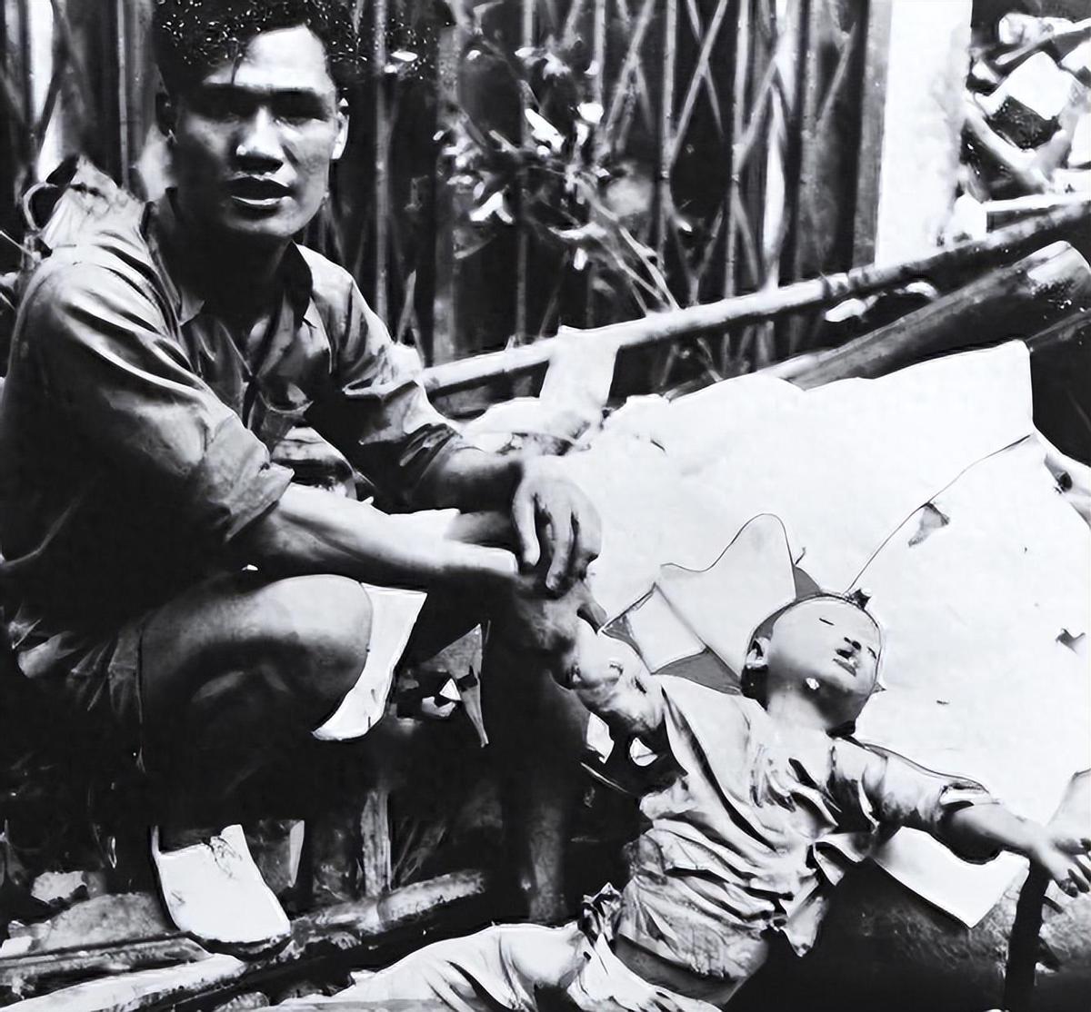 变态的纳粹德国，*光脱**犹太人女人衣服，集体*杀屠**!,2