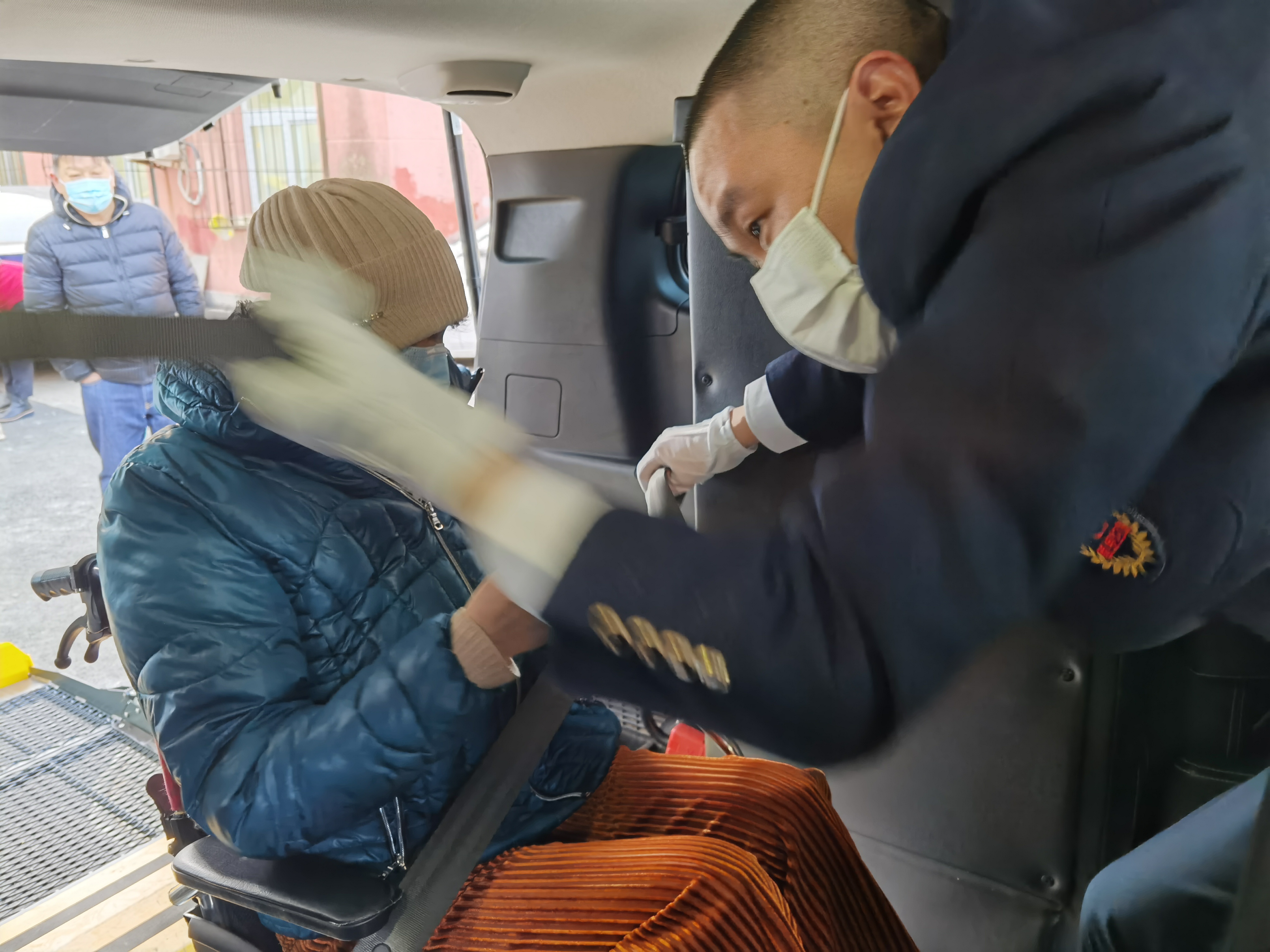 后座放轮椅、车费差额能报销，北京上线200多辆无障碍网约车