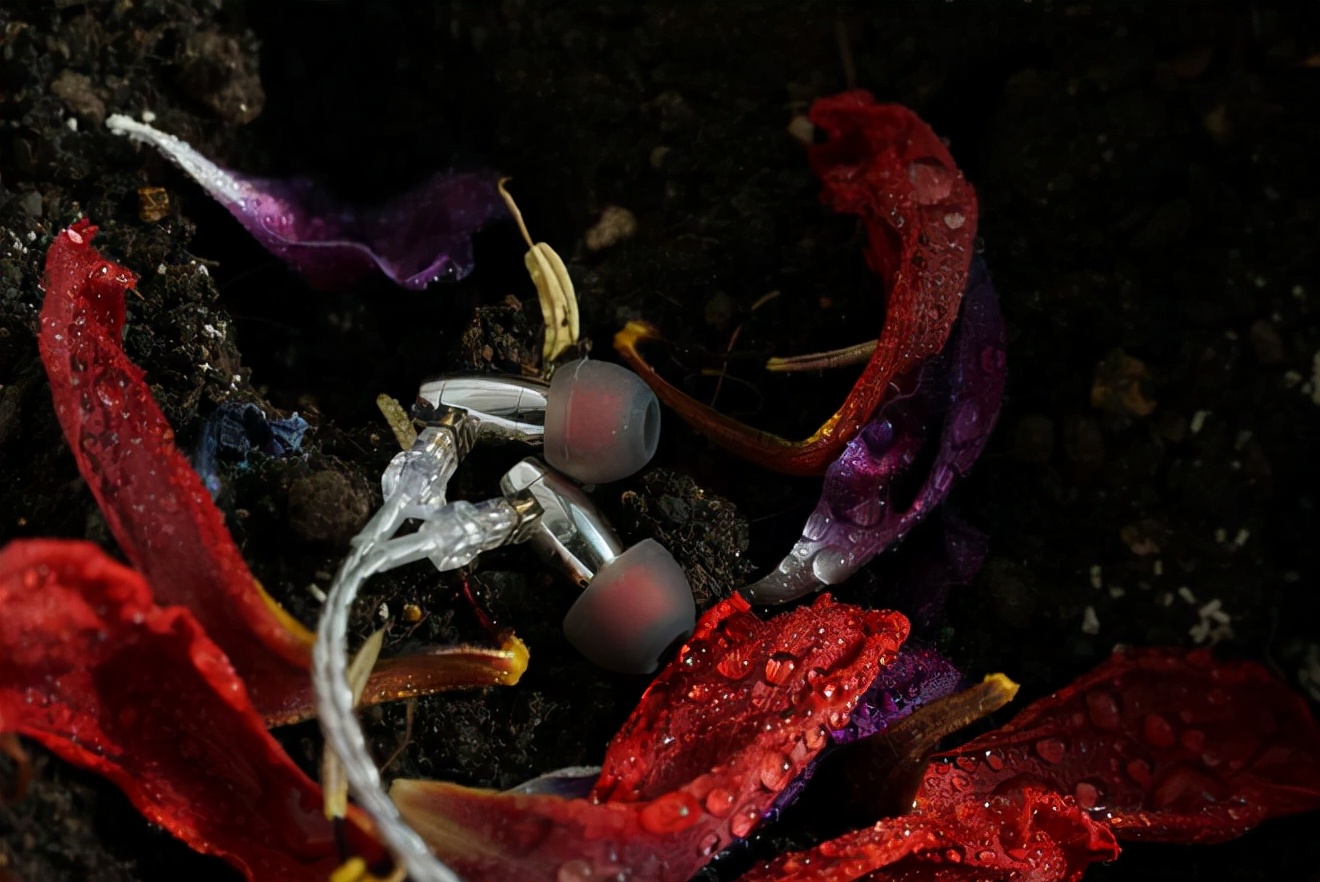 面对微型有线耳机的音质，我手里60个真无线全部投降