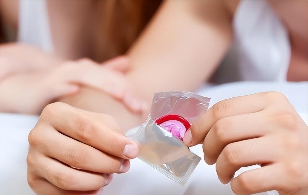 为什么避孕套上会有一层“油”？对身体有危害吗？