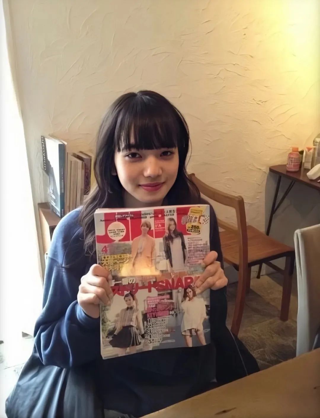 女生齐刘海和中分哪个更减龄,2021减龄最火发型齐刘海