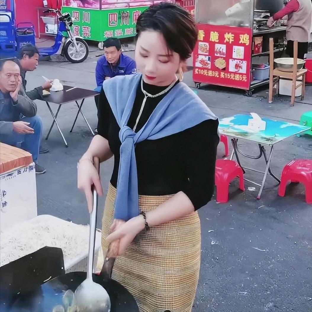 美女打扮精致摆地摊卖炒粉,东莞气质美女街边炒粉