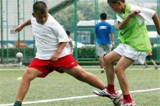 孩子十岁被体育教练看中,米卢夸赞的足球天才