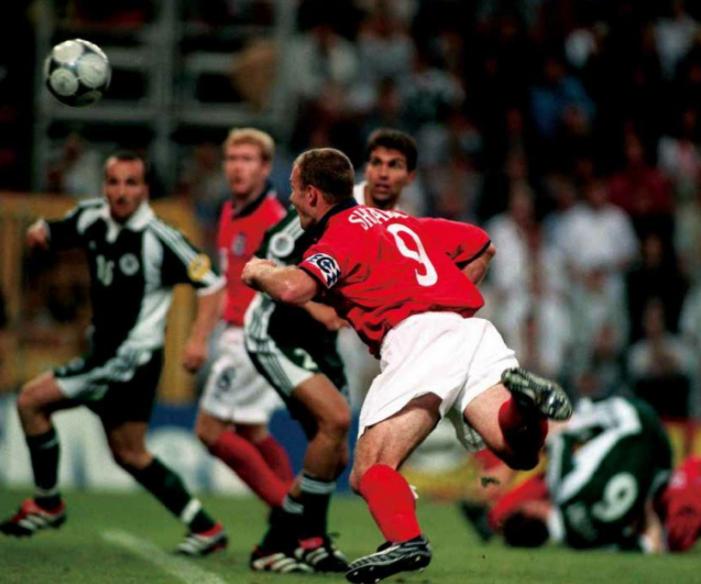 英格兰足球传奇阿兰希勒水上畅游,足球人物志国足